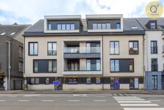 
Een perfecte plek voor uw onderneming waar visibiliteit, modern comfort en duurzaamheid samenkomen. Dit instapklare gelijkvloers pand uit 2021 is strategisch gelegen aan de belangrijkste straat van Sint-Antonius, waardoor u geniet van maximale passage en een uitstekende commerciële uitstraling. Met een royale oppervlakte van 99 m² biedt dit jonge pand een zee aan licht. Bij binnenkomst wordt u verwelkomd in een grote, open ruimte voorzien van een moderne keuken. Daarnaast beschikt het pand over twee zeer ruime, aparte bureaus/plaatsen die volledige privacy bieden voor discreet overleg of geconcentreerd werk.

Het pand is niet alleen esthetisch aantrekkelijk, maar ook technisch klaar voor de toekomst met een indrukwekkend EPC van slechts 52 kWh/m². Dankzij de combinatie van een warmtepomp, vloerverwarming en zonnepanelen werkt u hier in een optimaal klimaat met minimale energiekosten. Voor extra praktisch gemak is er op de ondergrondse verdieping een private overdekte parkeerplaats en een zeer grote berging voorzien, deze zijn verplicht mee aan te kopen aan 25.000€.
 
Door de centrale ligging en de kwalitatieve afwerking is dit pand de ideale uitvalsbasis voor een breed scala aan activiteiten. Het leent zich uitstekend voor vrije beroepen zoals advocaten of boekhouders, maar is eveneens perfect geschikt als medische praktijkruimte, kinesitherapiestudio of als stijlvol kantoor voor vastgoed of verzekeringen. Zelfs een high-end boetiek of showroom komt hier volledig tot zijn recht. Kortom, een unieke kans om uw zaak te vestigen in een modern en energiezuinig vastgoedpareltje op de meest gegeerde locatie van Zoersel.
 
Bijzonderheden:
•	Bouwjaar: 2021
•	Oppervlakte: 99 m²
•	Energiezuinigheid: EPC-label A 
•	Energiezuinige warmtepomp met vloerverwarming
•	Energie: Eigen zonnepanelen 
•	Water: Systeem voor waterrecuperatie aanwezig
•	alarminstallatie
•	Parkeren en opslag in de ondergrondse verdieping
•	Status: Volledig instapklaar en hoogwaardig afgewerkt
