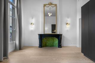 Wij stellen u graag deze exclusieve studio voor op de Bondgenotenlaan in Leuven, gelegen in een historisch gebouw met slechts 8 entiteiten. Het pand werd met veel zorg volledig gerenoveerd, met behoud van het authentieke karakter. Bij het betreden van het gebouw valt meteen de statige inkomhal op, met originele details die de klasse van het geheel onderstrepen. Het appartement bevindt zich op de eerste verdieping en voelt uitzonderlijk ruim aan dankzij plafondhoogtes van meer dan 4 meter. De grote raampartijen met balkon zorgen bovendien voor een overvloed aan natuurlijk licht. In de leefruimte springt de openhaard met groen accent meteen in het oog en draagt ze bij aan de unieke uitstraling van het appartement. Originele elementen werden harmonieus gecombineerd met een hedendaagse, hoogwaardige afwerking, wat resulteert in een bijzondere woonbeleving. De keuken is volledig uitgerust en biedt alle modern comfort. Verder beschikt het appartement over een stijlvolle badkamer met douche, lavabo en toilet. Achteraan kan u bovendien genieten van een uitzonderlijk ruime gemeenschappelijke tuin, een zeldzame troef op deze locatie. Kortom: een buitenkans voor wie exclusief en stijlvol wil wonen of investeren op één van de meest gegeerde locaties in Leuven. Interesse? Contacteer ons via info@homies.be of 016 22 82 22.<br />