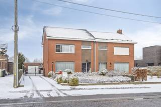 Rez-de-chaussée :- Hall d'entrée avec accès à l'espace de vie.- Espace de vie lumineux (lumière naturelle) avec volets et suffisamment d'espace...