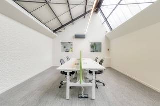 In bedrijvencentrum Intraxie te Roeselare-Rumbeke bevindt zich dit instapklaar kantoor van ca. 40m².<br /><br />De ideale coworking-locatie waarbij u een eigen afgesloten bureel heeft en mee kan genieten van de collectieve voorzieningen zoals ondermeer een gezellige binnentuin, bar, ingerichte keuken met alle voorzieningen, zongericht terras,.. <br />Dit zijn enkele van de troeven die de ruimtes aangenaam en anders maken naar de standaard kantoren.<br /><br />Door deze gemeenschappelijke ruimtes slagen de ondernemingen er ook in elkaar te ontmoeten binnen het centrum en gezamenlijk aan projecten te werken, wat door vele bedrijven als een extra troef wordt aanzien!<br /><br />Op heden zijn onder andere volgende partijen hier gevestigd: renovatie-, schildersbedrijf, architectenkantoor, ingenieurskantoor, webbedrijf, ...<br /><br />* Voorzieningen kantoor:<br />- verwarming op gas<br />- airco<br />- verlichting<br />- veel natuurlijke lichtinval<br /><br />* Gemeenschappelijke meeting room met smartboard, keuken, sanitair, bar zijn bijkomende ruimtes die gebruikt kunnen worden. <br /><br />* Parking op de site<br /><br />Uitstekende ligging door vlotte bereikbaarheid, nabij op-en afrit Roeselare-Izegem.<br /><br />Kortom een opportuniteit indien u op zoek bent naar een locatie waar coworking mogelijk is en waar gebruik gemaakt kan worden van de verschillende faciliteiten zoals de meeting rooms, ingerichte keuken, binnentuin, terras, ...<br /><br />Bent u op zoek naar bedrijfsvastgoed bestaande uit een kantoor ter beschikking gesteld in Roeselare? Aarzel dan niet om ons te contacteren op het nummer 051 21 22 23.<br /><br />Dit betreft een terbeschikkingstelling van kantoren met diensten.
