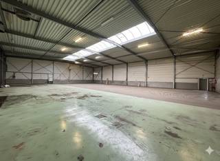 Deze KMO-unit van 825 m² in Nieuwerkerken biedt een uitstekende logistieke ligging op slechts 2 km van de E40 en 1,5 km van de R41, wat een...