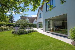 Luxe NIEUWBOUW villa op een schitterende ligging in een rustige en autoluwe straat nabij de Kalfmolen in het Zoute. Bijzonder mooi afgewerkt en voorzien van 4 slaapkamers en 3 badkamers. Personenlift aanwezig! <br /><br />Indeling van de villa: inkomhal met personenlift, gastentoilet en een op maat gemaakte vestiaire. De woonkamer is royaal van afmetingen en kijkt mooi uit op de prachtig aangelegde tuin. In de leefruimte een mooi ingewerkte open haard, parketvloeren en veel maatkasten. Alles smaakvol afgewerkt. Verder een indrukwekkende keuken met prachtig werktablet, Miele toestellen, ingebouwde wijnfrigo en veel kastruimte. De keuken loopt uit in een functionele bijkeuken/wasplaats volledig voorzien van maatkasten. Aansluitend nog de garage. <br /><br />Op de verdieping 4 grote slaapkamers en 3 badkamers. Elke slaapkamer beschikt over ingemaakte kasten. Twee slaapkamers beschikken over een eigen luxe badkamer en de twee overige slaapkamers delen nog een gemeenschappelijke douchekamer. Zolder als extra bergruimte. <br /><br />In de garage en op het eigen terrein voldoende parkeerplaats voor meerdere wagens. De automatische poort en het aanwezige alarmsysteem zorgen voor de beveiliging. De buitenruimte met de tuin, oprit, zonneterrassen, bewateringsysteem werden mooi aangelegd. <br /><br />Nieuwbouw, energiezuinig, beveiligd, comfortabel met personenlift en dit op een schitterende ligging. <br /><br />Bezoeken? Contacteer Willem Cauwels op GSM 0477/60.12.16.