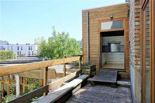 <p><span>GENT - Rooigemlaan 342 - Ben je op zoek naar een</span><span> goed gelegen en ruime woning op een uitstekende locatie</span><span> te huur in Gent? Lees dan snel even verder.</span></p><p><span> </span></p><p><span>De troeven in een notendop:</span></p><ul><li><span>Tal van faciliteiten in de buurt zoals winkels, sportclubs, etc. </span></li><li><span>Perfecte ligging met vlotte bereikbaarheid via openbaar vervoer en snelle toegang tot de voornaamste in- en uitvalswegen</span></li><li><span>Gezellige tuin en zonnig terras op de eerste verdieping</span></li><li><span>Geschikt voor co-housing</span></li><li><span>Authentieke elementen</span></li><li><span>Fietsenstalling binnen de woning</span></li></ul><p><span> </span></p><p><span>Indeling gelijkvloers: </span><span><br />Charmante inkomhal, twee slaapkamers, bureau / hobbyruimte, berging en een kelder + gezellige tuin.</span></p><p><span> </span></p><p><span>Indeling eerste verdieping: </span><span><br />Nachthal, lichtrijke open eet- en leefruimte met ingerichte keuken (koelkast, diepvries, kookplaat, dampkap, oven en vaatwasmachine) die toegang geeft tot een zonnig terras met zicht op de tuin. Op dit niveau vindt u ook nog twee slaapkamers en een badkamer die uitgerust is met een wastafel, ligbad en een toilet.</span></p><p><span> </span></p><p><span>Indeling tweede verdieping:</span></p><p><span>Twee slaapkamers waarvan één uitgerust met lavabo. </span></p><p><span><br />Huurprijs: </span><span>€ 2.000 euro/maand</span><span>. EGW (elektriciteit, gas, water) afzonderlijk af te rekenen. </span></p><p><span>B</span><span>eschikbaar vanaf: </span><span>heden</span></p><p><span> </span></p><p><span>Interesse in deze prachtige woning? Vraag dan snel jouw bezoek aan via onze website.</span></p>