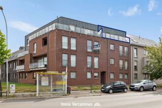 <p><span>Recent & perfect instapklaar dakappartement, gunstig gelegen pal in het centrum van Putte.</span></p><p><span> </span></p><p><span>Dit knap 2-slaapkamer appartement is gelegen op de derde verdieping van een recente residentie, bouwjaar 2008, en is vlot toegankelijk via lift of trap. Het appartement is functioneel ingedeeld en werd afgewerkt met duurzame materialen. Een gunstig EPC is hiervan het gevolg. Grote raampartijen zorgen voor veel lichtinval. De woonkamer met open keuken bieden een gezellige thuis. De twee mooie terrassen geven een prachtig uitzicht, achteraan over achterliggend groen en tuinen. De ruime inkomhal / nachthal biedt toegang tot twee ruime slaapkamers en een badkamer met douche, een apart gastentoilet. Bovendien is er een autostaanplaats achteraan het gebouw en een zeer ruime kelderberging, inbegrepen in de prijs.</span></p><p><span> </span></p><p><span>Dankzij de gunstige ligging pal in het aangename centrum zijn winkels, scholen, een wekelijkse markt en openbaar vervoer op wandelafstand te bereiken.</span></p><p><span> </span></p><p><span>Op zoek naar een mooi appartement voor eigen bewoning of als investering? Mis deze kans niet en contacteer ons via 015/755 444 of <span>info@immovercammen.be</span></span><span> .</span></p><p><span> </span></p>