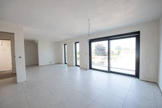 Mooi appartement op het de benedenverdieping in één van de leukste wijken van Waregem. Door de ligging is de snelweg bereikbaar binnen 10 minuten en zijn alle horecazaken en scholen te voet bereikbaar. Het station ligt tevens op een boogscheut, ideaal voor pendelaars. <br /><br />Indeling: inkom met wc, zeer grote leefruimte met open keuken, ruime berging, 1 slaapkamer, 1 badkamer. Totale opp 76m² met mooie indeling voor een alleenstaande of een koppel. Bouwjaar 2026: epc A en voldaan aan de nieuwste normen op het gebied van energie-efficiëntie en comfort. (vloerverwarming, warmtepomp en zonnepanelen)<br /><br />Het zonneterras (16m²) en zuidwestgeoriënteerde tuin (52m²!) bieden voldoende ruimte om buiten te genieten. Ideaal voor mensen die het gemak willen van een appartement, maar toch graag buiten vertoeven. Uitweg achteraan met carport (21250€).<br /><br />Met zijn centrale ligging, moderne voorzieningen en duurzame eigenschappen, is dit de perfecte woning voor iedereen die op zoek is naar een nieuwe start in deze bruisende wijk. Gratis parkeerplaatsen in de straat en op de grote parking aan de kerk.<br /><br />Oplevering voorzien deze zomer. Binnenkort volgen mee foto's in de volgende afwerkingsfase. Plannen en lastenboek beschikbaar. <br />Vraag nu uw bezoek aan en mail naar kristoff@immoroba.be