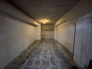 Garage fermé à vendre à Blankenberge. Entrée par portail électrique, Graaf Jansdijk. Le box de garage est situé près du Zeedijk et est très...