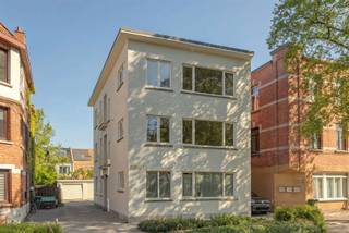<p>Gelegen op een rustige en residentiële locatie aan de Burletlaan 169, pal tegenover Fort 5, ontdek je deze gerenoveerde appartementen van ca. 86 m². Hier woon je in alle sereniteit, omringd door groen, met de stad toch binnen handbereik.</p><p>Dit kleinschalige gebouw (slechts 3 units) werd volledig vernieuwd in een pure wabi sabi stijl: een verfijnde esthetiek waarin rust, eenvoud en natuurlijke materialen centraal staan. Het resultaat? Een tijdloos interieur dat warmte en luxe uitstraalt, zonder overdaad.</p><p>• 3 appartementen met 2 slaapkamers<br />• Net gerenoveerd<br />• Aangenaam terrasje of tuin<br />• 3 garageboxen</p><p>Bij binnenkomst word je verwelkomd via een elegante boog die leidt naar de open leefruimte. De indrukwekkende gevelbreedte van 7 meter en de grote raampartijen zorgen voor een overvloed aan natuurlijk licht en een heerlijk ruimtelijk gevoel. De leefruimte vloeit naadloos over in de open keuken met eiland, strak vormgegeven en afgewerkt met hoogwaardige materialen in zachte, harmonieuze tinten.</p><p>Aan de rustige achterzijde delen de 2 slaapkamers een badkamer met douche, wastafel en handdoekdroger. Verder nog gastentoilet en wasberging.</p><p>De combinatie van warme parketvloeren, maatwerk houtaccenten en subtiele schildertechnieken creëert een rustgevende en luxueuze woonbeleving die je zelden tegenkomt.</p><p>Extra troef: mogelijkheid tot aankoop van een garagebox.</p><p>Kom het zelf ervaren en laat je verrassen. Plan je bezoek vandaag nog via sinjoor.be.</p>