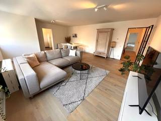 Dit lichtrijke appartement is ideaal gelegen in een eenrichtingsstraat met voldoende parkeermogelijkheden dankzij het nabijgelegen parkeerplein in het centrum van Schilde. Winkels, bakker, slager, scholen en andere voorzieningen bevinden zich op wandelafstand.Het appartement is gelegen op de tweede verdieping en is bereikbaar met de trap of via de lift, die rechtstreeks uitkomt in de ruime en aangename leefruimte. Aansluitend vind je de geïnstalleerde keuken met een aparte berging. Verder beschikt het appartement over een apart gastentoilet, een vernieuwde badkamer met bad en douche, een aparte wasplaats en een ruime slaapkamer.Het appartement is momenteel verhuurd.Extra troeven:- Grotendeels gerenoveerd in 2020/2021- Kleinschalig gebouw- Ligging nabij centrum- EPC C- Asbestveilig- Elektrische installatie conformAfspraak via Dewaele.com!De algemene voorwaarden van Dewaele DIY kunt u steeds raadplegen via dewaele.com.Bestuursmaatregelen in het maatregelenregister: nee