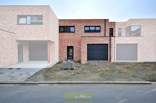 Cette maison neuve est située à proximité du centre d'Avelgem, avec de nombreux commerces locaux, écoles et transports en commun. À quelques pas de l'Escaut, c'est en somme une combinaison idéale entre calme et confort !<br /><br />Cinq maisons mitoyennes vous sont proposées à cet emplacement, que vous pouvez acheter soit en état brut, soit entièrement finies. <br /><br />La disposition est la suivante : hall d'entrée, toilettes pour invités, bureau, salon et salle à manger avec cuisine ouverte, débarras/buanderie et garage intérieur. L'étage supérieur comprend un palier, une salle de bains et 4 chambres. De plus, cette maison bénéficie d'un jardin entièrement clôturé.<br /><br /><strong>OFFRE DE LANCEMENT : Le premier acheteur de ce projet se verra offrir une borne de recharge gratuite.</strong><br /><br />Prix hors TVA, frais d'enregistrement et autres frais.<br />Plus d'informations? Contactez: 0478 61 64 34 ou els@immoroman.be