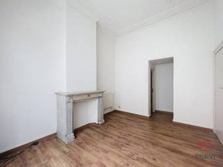 <strong>BRUSSEL: Vlakbij het Ambiorixplein, het Jubelpark en alle voorzieningen, appartement met 1 slaapkamer van ± 40m² gelegen op de begane grond zonder lift. Het is als volgt ingedeeld: woonkamer, keuken met gasfornuis, slaapkamer van ± 9 m² en een doucheruimte met toilet. Kosten: voorzieningen van 30€/maand inclusief gemeenschappelijke kosten. EPC G. Beschikbaar : 01/10/2026.</strong><br /><br /><span>Op de begane grond zonder lift:</span><br /><br /><br />- Woonkamer van ±14 m²<br />- Keuken met gasfornuis<br />- Slaapkamer van ±9 m²<br />- Doucheruimte met toilet