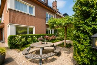 <div>Ligging<br /><br />Deze statige half open bebouwing is gelegen aan de Oude Brusselseweg, een rustige straat te Gentbrugge. Deze woning is uitermate goed gelegen; zo hebt u in de directe omgeving verschillende parken en zijn er tal van winkels, scholen, warenhuizen,... alles op wandel - en of fietsafstand.</div>
<div>Centrum Gent bereik je in slechts 15 min. met de fiets maar ook met het openbaar vervoer geniet je een zeer vlotte verbinding.</div>
<div>In de onmiddellijke nabijheid hebt u alle belangrijke invalswegen op die manier is deze locatie ook met de wagen uitermate goed bereikbaar.</div>
<div><br />Indeling<br /><br />U komt de woning binnen via een royale inkomhal voorzien van een gastentoilet en ingemaakte kasten.</div>
<div>De authentieke elementen zoals de trap, deuromlijstingen, originele parketten en het gebruikte marmer springt onmiddellijk in het oog.</div>
<div></div>
<div>U gaat verder naar de zeer ruime woonkamer met authentieke parketvloeren, deze ruimte kan terug één gemaakt worden met het bureau en de veranda zodoende u dan ook de connectie met de gezellige stadskoer geniet.</div>
<div>Op dit moment is er een afzonderlijke (kleine) keuken met eetkamer, daar de leefruimtes en slaapkamers dienst doen als praktijkruimtes.</div>
<div></div>
<div>Er zijn 4 zeer ruime slaapkamers en een badkamer met bad en dubbele lavabo en toilet.</div>
<div>Via het zolderluik komt in een prachtige zolderruimte waar heel veel mee te doen is.</div>
<div>Het dak werd reeds volledig vernieuwd.</div>
<div></div>
<div>Deze eigendom heeft een kelder, een garage met automatische poort en een ruime berging.</div>
<div></div>
<div>Mits het doen van een paar ingrepen is dit een zeer ruime gezinswoning of ideaal om werken en wonen te combineren.</div>
<div></div>
<div>De woning vraagt wat renovatiewerken; we helpen u graag op weg met enkele inspiratiebeelden.</div>
<div>Deze beelden zijn puur illustratief en niet bindend; deze werken worden niet uitgevoerd.</div>
<div></div>
<div>Contacteer ons 0472 01 51 51 om uw bezoek in te plannen tijdens het BEZOEKMOMENT op 20 JUNI van 10u tot 13u.</div>
<div></div>
<div>De vermelde prijs is een instelprijs.</div>