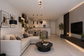 Ontdek dit recent en instapklaar appartement met 2 slaapkamers, gelegen op de 1ste verdieping van residentie La Couronne. Dankzij de uitstekende ligging bevindt u zich op wandelafstand van het strand, winkels, restaurants en openbaar vervoer. Het appartement beschikt over een ruime en lichtrijke leefruimte met open keuken en een praktische berging. Vanuit de woonkamer heeft u toegang tot een gezellig terras vooraan. De twee slaapkamers geven uit op een terras achteraan. Daarnaast is er een fietsenstalling aanwezig in het gebouw en bestaat de mogelijkheid om een staanplaats aan te kopen. Een ideale woonst als vaste verblijfplaats, tweede verblijf of investering. Aarzel niet en plan vandaag nog uw bezoek!