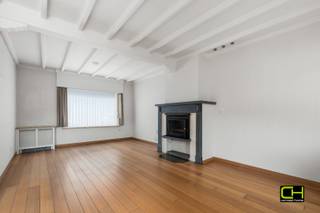 Bezoekmoment: zondag 28 juni van 13u00 tot 15u00, mits het maken van een afspraak via 09 395 05 40 of verkoop@concept-home.be<br /><br />Deze ruime gezinswoning is gelegen in de Abdijmolenstraat te Drongen, op een gegeerde locatie nabij het centrum van Drongen en op korte afstand van Gent. Dankzij de vlotte verbinding naar het stadscentrum, de nabijheid van winkels, scholen, openbaar vervoer en belangrijke invalswegen geniet u hier van een ideale combinatie tussen rustig wonen en een uitstekende bereikbaarheid.<br /><br />De woning beschikt over een bewoonbare oppervlakte van 170 m² en is gelegen op een perceel van 431 m². Doorheen de jaren werd de woning steeds zorgvuldig onderhouden, wat zich vertaalt in een verzorgde basis met tal van mogelijkheden voor verdere modernisering en energetische optimalisatie.<br /><br />De indeling van de woning ziet er als volgt uit: een inkomhal, een ruime leefruimte met sfeervolle haard, een ingerichte keuken, een afzonderlijk toilet, een badkamer voorzien van inloopdouche en wastafel, een praktische wasplaats, een inpandige garage en een kelderberging.<br /><br />Op de eerste verdieping bevinden zich drie volwaardige slaapkamers, een bureau, een afzonderlijk toilet en een zolderkamer die kan ingericht worden als vierde slaapkamer. Daarnaast beschikt de woning nog over een afzonderlijke zolderruimte die extra opbergmogelijkheden biedt.<br /><br />Aansluitend aan de woning bevindt zich een ruim atelier met tal van mogelijkheden. Deze multifunctionele ruimte leent zich uitstekend als werkplaats, hobbyruimte, opslagruimte of atelier voor een zelfstandige activiteit. Boven het atelier bevindt zich bovendien nog een ruime zolderruimte die zorgt voor extra bergruimte.<br /><br />Buiten geniet u van een verzorgde en aangelegde tuin met terras en tuinhuis waar het aangenaam vertoeven is. Daarnaast beschikt de woning over zonnepanelen, wat een bijkomende meerwaarde vormt.<br /><br />Deze eigendom biedt een unieke combinatie van ruimte, functionaliteit en een uitstekende ligging nabij Gent. Dankzij de drie slaapkamers, het afzonderlijke bureau, de mogelijkheid tot een vierde slaapkamer, de talrijke bergruimtes en het ruime atelier vormt deze woning een uitstekende opportuniteit voor gezinnen, zelfstandigen of kandidaat-kopers die op zoek zijn naar een eigendom met tal van mogelijkheden.<br /><br /><strong>Wenst u zeker te zijn van een beschikbare plaats? Maak snel uw afspraak online via </strong><strong>www.concept-home.be</strong><strong>.</strong>
