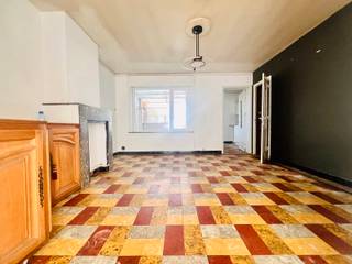<p>In een aangename en rustige woonwijk in Sint-Kruis, op een steenworp van Brugge, bevindt zich deze ruime woning met maar liefst 4 slaapkamers. Een ideale opportuniteit voor wie op zoek is naar een thuis met ruimte én de kans om er volledig zijn eigen stempel op te drukken.</p>
<p>De woning biedt een solide basis en werd al gedeeltelijk vernieuwd: een groot deel van de ramen werd reeds vervangen, wat zorgt voor een betere energieprestatie en extra comfort. Verder is er nog renovatiewerk nodig, wat deze eigendom bijzonder interessant maakt voor handige harry’s of wie graag een woning naar eigen smaak moderniseert.</p>
<p>Achteraan geniet je van een gezellig koertje/terras, een fijne buitenruimte waar je in alle rust kan ontspannen.</p>
<p>Troeven op een rij:</p>
<ul>
<li>Rustige en gegeerde ligging in Sint-Kruis</li>
<li>Op korte afstand van Brugge en alle voorzieningen</li>
<li>4 volwaardige slaapkamers</li>
<li>Gedeeltelijk vernieuwde ramen</li>
<li>Veel inrichtingspotentieel</li>
</ul>
<p>Een woning met mogelijkheden op een toplocatie voor wie niet terugdeinst voor een renovatieproject en op zoek is naar ruimte en charme in een rustige omgeving.<br /><br />Contacteer Bonne Vastgoed via 050/73.73.73 of via info@bonnevastgoed.be</p>