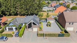 Welkom op de Frans Kusterslaan 10 in Rekem. Deze charmante woning heeft heel wat te bieden waaronder een aangename woonomgeving, drie slaapkamers, een gezellig overdekt terras én nog zoveel meer! <br /><br /><strong>Residentiële ligging</strong><br />Dankzij de ligging in het geliefde Rekem geniet u hier van een aangename woonomgeving met vlotte verbindingen naar naastliggende gemeentes (Lanaken centrum, Maasmechelen, Zutendaal, etc.) en de Nederlandse grens. Daarnaast bevindt de woning zich op korte afstand van lokale winkels, scholen, horeca en dagdagelijkse voorzieningen. Bovendien zijn er tal van wandel- en fietsmogelijkheden in de directe omgeving. Kortom, de ideale thuisbasis voor wie op zoek is naar een strategisch gelegen woning zonder te moeten inboeten op rust en natuur.<br /><br /><strong>Opbouw en indeling</strong><br />De woning werd gebouwd in 1978 en bestaat uit drie bouwlagen, waaronder de kelderverdieping, het gelijkvloerse en de eerste verdieping. <br /><br />Bij het betreden van de woning komt u terecht in de ruime inkomhal van waaruit u toegang heeft tot de inpandige garage met automatische poort, drie ruime tot comfortabele slaapkamers en de badkamer. De badkamer is momenteel uitgerust met een ligbad, douche en lavabo. <br /><br />Via de vaste trap in de inkomhal bereikt u de eerste verdieping, waar u terecht komt in de gezellige leefruimte waar het aangenaam vertoeven is.<br />De leefruimte wordt onderverdeeld in een aparte zithoek met open haard, een eethoek en open keuken.<br /><br />De keuken is praktisch ingericht en voorzien van de nodige toestellen waaronder een inductiekookplaat, combi-oven, vaatwasser, koelkast en diepvries. Comfort gegarandeerd. <br /><br />Vanuit de keuken heeft u rechtstreeks toegang tot het overdekte terras aan de voorzijde van het gebouw, een aangename plek om buiten te genieten.<br /><br />Tot slot is de woning gedeeltelijk onderkelderd en opgedeeld in verschillende kelderruimtes. Hier bevindt zich onder andere de aansluiting voor de wasmachine en droogkast. Deze ruimtes bieden heel wat extra mogelijkheden voor opslag en praktisch gebruik.<br /><br />Naast de inpandige garage beschikt de woning over een beklinkerde oprit met plaats voor twee extra wagens, wat zorgt voor extra comfort en parkeermogelijkheden.<br /><br /><strong>Buitenruimte en extra perceel bouwgrond</strong><br />De buitenruimte van deze woning biedt enkele interessante mogelijkheden, die we graag wat verder toelichten.<br /><br />De woning is gelegen op een perceel met een oppervlakte van 2a 97ca. Op de foto's wordt dit perceel aangeduid met een oranje kader.<br />Het naastgelegen perceel, eveneens met een oppervlakte van 2a 97ca, wordt momenteel door de eigenaars als tuin gebruikt. Dit perceel betreft bouwgrond en behoort niet standaard tot het aangeboden eigendom.<br /><br />Voor dit naastgelegen perceel zijn er verschillende mogelijkheden:
<ul>
	<li><strong>Aankoop: </strong>het perceel kan samen met de woning worden aangekocht. De vraagprijs is beschikbaar op aanvraag.</li>
	<li><strong>Verder gebruik als tuin:</strong> indien gewenst kan het perceel als tuin gebruikt blijven worden, mits betaling van een jaarlijkse vergoeding aan de eigenaar. Dit voor een te bepalen periode.</li>
	<li><strong>Geen bijkomend gebruik of aankoop: </strong>uiteraard kan de woning ook zonder het naastgelegen perceel worden aangekocht.</li>
</ul>
Bij de bijlagen/downloads vindt u een duidelijk overzicht van de perceelsgrenzen. Zo ziet u precies welk gedeelte van de buitenruimte tot de woning behoort en waar de grens met het naastgelegen perceel zich bevindt.<br /><br />Heeft u hierover nog vragen of wenst u meer informatie over de verschillende mogelijkheden? Neem gerust telefonisch of per e-mail contact op met ons kantoor.<br /><br /><strong>Waarom deze woning uw aandacht verdient</strong>

<ul>
	<li>Charmante woning gelegen in het gezellige Rekem</li>
	<li>3 slaapkamers</li>
	<li>Gezellige woonkamer met open haard</li>
	<li>Overdekt terras aan de voorzijde </li>
	<li>Kelder met verschillende ruimtes</li>
	<li>Diverse mogelijkheden m.b.t. het naastgelegen perceel</li>
</ul>
<br />Interesse in deze woning in Rekem? Neem contact met ons op via het nummer <span><strong>+32 (0)89 23 44 22</strong></span> of mail naar<strong><span> info@immoverslegers.be</span></strong>!