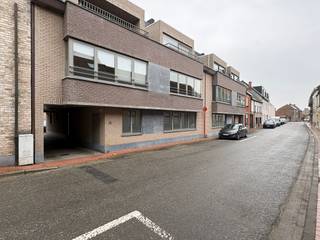 Dit appartement met een bewoonbare oppervlakte van 80 m² bevindt zich op de eerste verdieping en is vlot bereikbaar met de lift.Via de inkom komt u...