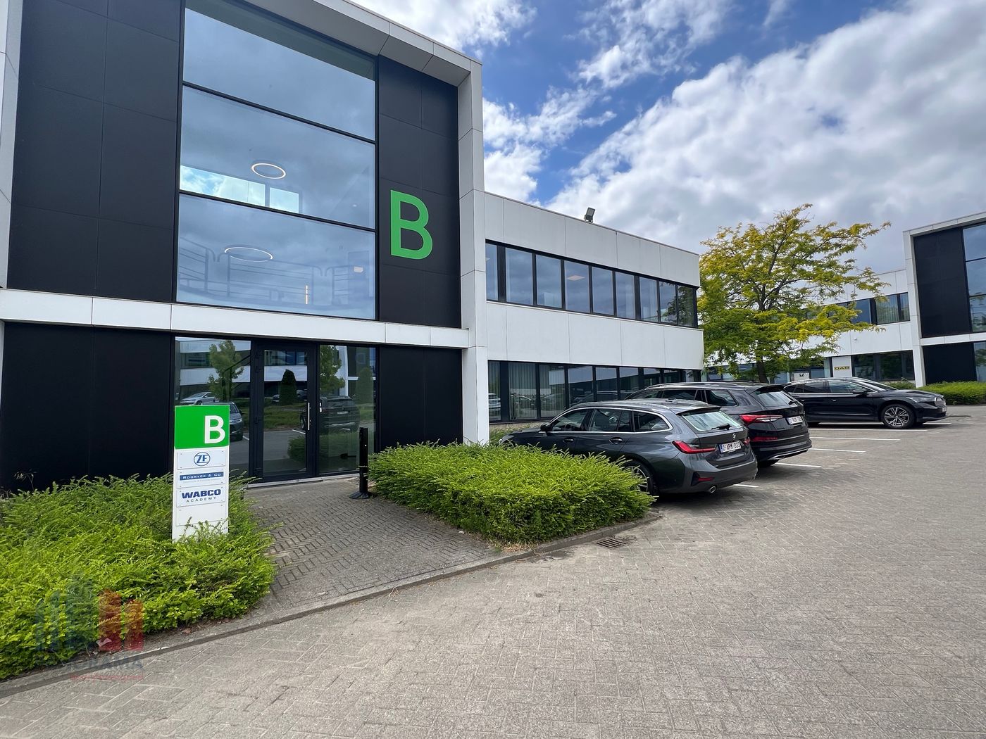 244 m² kwalitatief kantoor met 241 m² opslag in de zone Gosset - foto 5