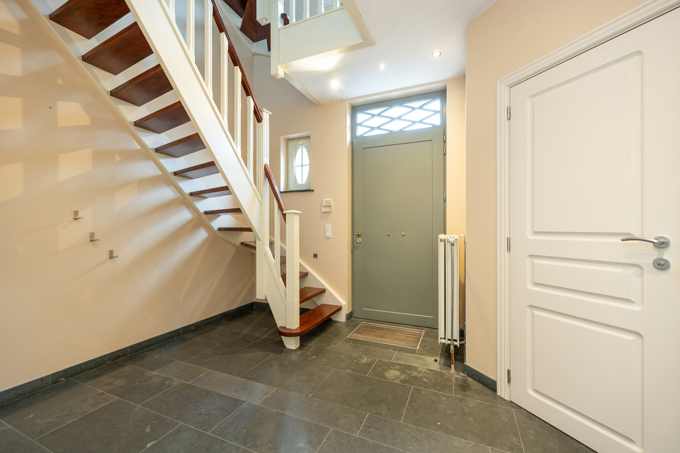 Ruime villa met tuin, bijgebouw en dubbele garage in Zoersel. - foto 2