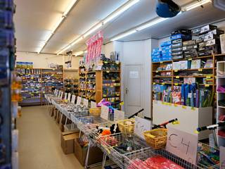 Handelsruimte te huur met topligging pal in het midden van de zeedijk in Nieuwpoort Bad.Indeling:- winkelruimte (ca. 120 m²)- bergruimte kelder...