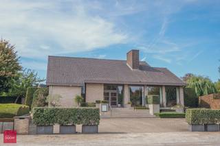 Op het gelijkvloers het voormalige restaurant, bestaande uit 3 grote ruimtes of vergaderzalen (ca 250m²), open haard, keuken met bijkeuken, afzonderlijke bar en service-keuken, avondzongericht terras met tuin. Op de verdieping is er een kwalitatief afgewerkt appartement bestaande uit inkom, living, keuken, 3 slaapkamers,badkamer en zonneterras. Verder is er een grote kelder (voorraad-, cv- en wijnkelder), parking en tuin op 1.079m². De mogelijkheid bestaat om het naastgelegen perceel bouwgrond (ca 1.100m²) bij te kopen.