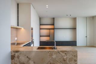 Royaal appartement van 163 m² op de 23e verdieping met een fenomenaal uitzicht en een zonnige zuidoriëntatie. Het appartement beschikt over 3 slaapkamers, een volledig uitgeruste keuken, 2 badkamers en een ruim terras. Een extra berging op dezelfde verdieping zorgt voor extra comfort.<br /><br />Antwerp Tower is een iconische woontoren in het bruisende hart van Antwerpen. Dankzij de centrale ligging geniet u van een uitstekende bereikbaarheid, met winkels, restaurants, cultuur en openbaar vervoer op wandelafstand. De hoogwaardige afwerking, moderne architectuur en exclusieve voorzieningen maken van Antwerp Tower een unieke woonomgeving waar comfort, luxe en stadsleven perfect samenkomen.