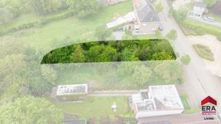 <p><strong>Prachtig gelegen bouwgrond op toplocatie in Hofstade, nabij Aalst.</strong></p>
<p>Deze bouwgrond is geschikt voor een halfopen bebouwing en bevindt zich in een bijzonder rustige straat, ideaal voor wie graag woont in een <strong>groene, rustige woonomgeving</strong> met <strong>vlotte bereikbaarheid</strong> naar de stad.</p>
<p>Het perceel heeft een gunstige <strong>zuidoriëntatie</strong>, wat zorgt voor maximale lichtinval en een aangenaam wooncomfort. De totale oppervlakte bedraagt 5a 19ca.</p>
<p>Bouwvoorschriften:</p>
<ul><li>Zijdelingse bouwvrije stroken: minimum 4 meter;</li><li>Maximale bouwdiepte gelijkvloers: 20 meter;</li><li>Maximale bouwdiepte verdieping: 12 meter;</li><li>Garage mogelijk op 12 meter achter de voorbouwlijn.</li></ul>
<p>Een unieke kans voor wie op zoek is naar een bouwgrond met uitstekende ligging, veel potentieel en een ideale combinatie van natuur en nabijheid van stedelijke voorzieningen (openbaar vervoer, winkels, school, etc.)</p>
<p>Voor meer informatie, contacteer ons vandaag nog via 053 41 40 25 of living@era.be!</p>