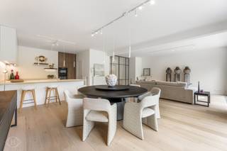 Dit exclusieve gelijkvloers appartement bevindt zich in een prachtig en zeer goed onderhouden gebouw op een uiterst gegeerde locatie, op een steenworp van de Vismarkt en in het bruisende hart van Leuven. Met een bewoonbare oppervlakte van 130 m² werd dit appartement van kop tot teen gerenoveerd, met oog voor detail, comfort en kwalitatieve materialen. U wordt verwelkomd in een inkomhal, stijlvol afgewerkt met een glazen stalen deur die de inkom- en nachthal elegant afscheidt van de leefruimte. De uitzonderlijk ruime leefruimte baadt in het licht dankzij de volledig beglaasde achtergevel en biedt een prachtig zicht op de privatieve tuin, een absolute zeldzaamheid in het centrum van Leuven. Vanuit de tuin geniet u bovendien van een uniek zicht op de Sint-Geertruikerk, het Klein Begijnhof en een charmante omgeving. De open keuken vormt de parel en het kloppend hart van het appartement, met een ruim keukeneiland, smaakvolle materialen, alle nodige toestellen en een aansluitende praktische berging. Via de nachthal bereikt u een apart gastentoilet, twee slaapkamers en een ruime badkamer met dubbele wastafel, grote inloopdouche en tweede toilet. Verder beschikt het appartement over een zeer ruime kelderberging, alsook verplichte aankoop van een ondergrondse garagebox (€50.000). Ook de stijlvolle meubels kunnen optioneel worden overgenomen. Een unieke woonkans waar luxe, rust en centrumligging samenkomen. Interesse? Contacteer ons via info@homies.be / 016 22 82 22.