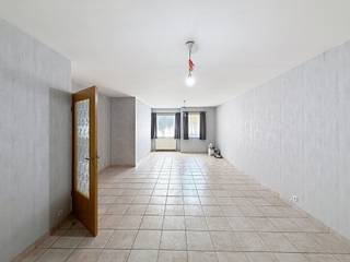 <p>Gelegen aan de Binnestraat in Sint-Gillis-Dendermonde, biedt dit appartement een unieke kans voor wie op zoek is naar een comfortabele woonruimte. De centrale ligging garandeert niet alleen gemakkelijke toegang tot lokale voorzieningen, maar ook een levendige omgeving waar cultuur en gezelligheid samenkomen. </p>
<p>Indeling : Hall, 2 slaapkamers, ruime berging, apart toilet, badkamer voorzien van dubbele lavabo en douche. Woonkamer met open keuken. Keuken voorzien van kookvuur, dampkap, oven en koelkast. Overdekt terras met tuinhuis en tuintje met oprit. Garage mogelijks bij te huren aan 90€/maand.<br />Voor meer info mail vero@berno.be of bel 052/20 24 40</p>