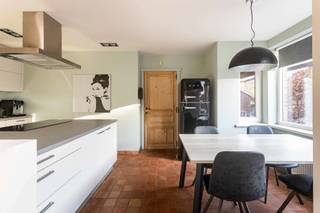 Deze instapklare villa blinkt uit in ruimte, comfort en kwaliteit. Perfect voor gezinnen, samengestelde gezinnen, thuiswerkers of wie extra...