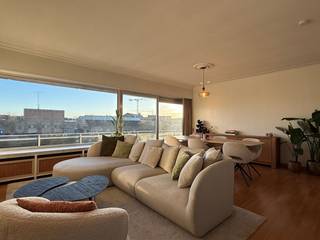Dit ruim lichtrijk appartement met twee slaapkamers is gelegen op de tweede verdieping (lift aanwezig). Het appartement geniet van een prachtig uitzicht over het kanaal Brugge-Oostende en de skyline van de stad. De residentie is centraal gelegen nabij de Scheepsdalebrug, centrum Brugge, winkels, scholen,... Het appartement is als volgt ingedeeld: inkomhal, ruime leefruimte met eetplaats, uitgeruste keuken, twee slaapkamers waarvan 1 momenteel ingericht is als dressing, beide uitgevend op het ruime terras van 20 m² met buitenberging, apart toilet, badkamer met lavabo en ligbad met douchefunctie. Verder is er nog een gemeenschappelijke fietsenberging binnen het gebouw.<br /><br />Huurprijs: € 945/maand + Vaste kosten: € 95/maand (totaal: 1.040 euro/maand)<br /><br />Voor meer informatie of een vrijblijvend bezoek, contacteer Michiel op het nummer 0473 255 533.