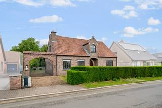 Deze verzorgde woning is rustig gelegen in een residentiële buurt, op een boogscheut van het centrum van Sint-Gillis-Waas én De Klinge. Dankzij...