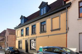 Een zorgvuldig en kwalitatief gerestaureerde ruime hoekwoning met 4 slaapkamers en een garage voor 2 auto's op een rustige en uiterst centrale ligging.<br /><br />Dit ruime breedhuis dateert vermoedelijk uit de 19de eeuw, met kern uit de 17de eeuw en werd in 2017 compleet "gestript" en met kwalitatieve en natuurlijke materialen zorgvuldig heropgebouwd. Vloeren zijn in natuursteen en massief parket, keukenwerkblad uit natuursteen, allemaal draai-kiepramen, veel lichtinval,...<br />Op het gelijkvloers kom je binnen in een ruime hal met gastentoilet en toegang tot het mooie bureel, met mooie authentieke lambrisering. Vervolgens ga je via de ingemaakte vestiairekasten naar de volledig geïnstalleerde keuken met exclusief AGA-fornuis. De eetplaats geeft uit op het gedeeltelijk overdekte binnenterras, waar je ook van in het gezellige, verhoogde salon op uitkomt. <br /><br />Aansluitend aan de keuken kan je naar de garage van bijna 45m². Er kunnen 2 wagens in en daarnaast is er nog plaats voor wasruimte en berging. In de garage is uitgerust met een grote elektrische poort en ook een gevelbrede pivoterende deur naar het terras. Een terras waarop het - mooi ingesloten en zonder inkijk - het hele jaar door gezellig toeven is.<br /><br />Op de eerste verdieping bevinden zich de riante master bedroom met maatkasten, een royale badkamer met douche, ligbad, afgescheiden toilet en een dubbele lavabo en tenslotte nog een slaapkamer.<br /><br />Op de tweede verdieping hebben we nog slaapkamers 3 en 4 onder het prachtige dakgebinte.<br />Onder het huis vind je nog een gerieflijke kelder.<br /><br />Een exclusief afgewerkte woning met historiek, charme, een dubbele garage en 4 slaapkamers op 160m van t Zand? <br />Kom dat zien!