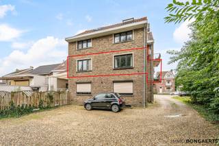 Dit gemeubeld appartement (eerste verdieping) is gelegen langs de Dorpsstraat in As met alle basisvoorzieningen binnen handbereik. <br /><br />INDELING: Inkomhal, woonkamer met open keuken, twee slaapkamers en badkamer. <br /><br />Door de aanwezigheid van een kelderberging is er aan opslagruimte geen gebrek en de wagen kan u parkeren aan de achterzijde van het gebouw. <br /><br />Totale huurprijs: 830 EUR huur + 70 EUR gemeenschappelijke kosten