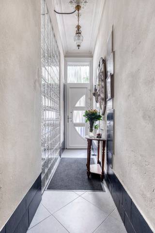 Deze woning beschikt over vier slaapkamers, twee zolderkamers, een stadskoer en moderne energiezuinige voorzieningen zoals eeen...