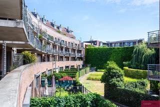 <p><span>IN OPTIE - Mooi hoek appartement met twee terrassen!</span></p><p><span>Dit zonnige, praktische appartement is gelegen op wandelafstand van het aangename 'Park Spoor Noord'. Winkels en openbaar vervoer in de directe nabijheid. </span></p><p><span>Indeling: Via de veiligheidsdeur komt men in de inkomhal van het appartement, aan de straatzijde is er een ruime leefruimte met grote raampartij welke tevens toegang geeft aan het hoek terras +/-8,5m². De open keuken is voorzien van een koel- en vrieskast, vaatwasser, oven, keramische kookplaat en dampkap.</span></p><p><span>Wasmachine en droogkast kunnen geplaatst worden in de berging. Afzonderlijk toilet met handenwasser. De twee slaapkamers (12,50m² - 7,5m²) bevinden zich aan de achterzijde van het gebouw waar tevens een tweede terras +/- 9.6m² gelegen is. Het terras aan de achterzijde is bereikbaar vanuit beide slaapkamers.</span></p><p><span>Ondergrondse autostaanplaats bij aan te kopen aan €25.000,00. Foto's zonder meubelen gegenereerd met AI</span></p><p><span> </span></p><p><span> </span></p>