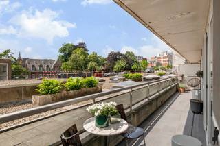 Op de derde verdieping bevindt zich dit ruime hoekappartement van 110 m² met een uitzonderlijk terras van 45 m² rondom. Grote raampartijen in...
