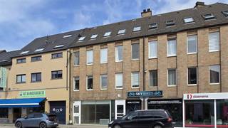 <p><span>Local Commercial à Louer</span></p><p><span> </span></p><p><span>Dans un quartier commercial et à proximité immédiate de l'autoroute, nous vous proposons ce local commercial faisant partie d'une petite copropriété de 2 étages. Il se compose de deux espaces contigus et d'un toilette. Le premier espace a une superficie de 55m², le second 12m² et le dernier 3m².</span></p><p><span> </span></p><p><span>Détails importants:</span><span> </span><span>Le bien sera rénové</span><span> (informations sur les travaux sur demande), ventilation, thermostat d'ambiance, toilette avec lavabo, chauffage électrique, faibles charges (40), compteurs individuels d'électricité/eau.</span></p><p><span> </span></p><p><span>Ne manquez pas cette opportunité unique !! Tél 078/48 47 00 ou mail à info@ap-p.be Découvrez toutes nos offres sur www.ap-p.be</span></p>