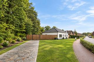 <br /><p>Située dans la Vaartstraat à Merksplas, cette spacieuse maison entièrement de plain-pied est implantée sur un terrain de 836 m² et offre une surface habitable de 194 m². Une maison offrant beaucoup d’espace et bénéficiant d’un emplacement exceptionnel : depuis le jardin arrière, vous accédez directement à Merksplas-Kolonie.</p><p>La maison dispose d’un vaste espace de vie lumineux pouvant accueillir un coin salon et un coin repas. À côté se trouve la cuisine équipée, dotée de nombreux plans de travail, de nombreux placards et d’appareils électroménagers encastrés. Un cellier séparé offre un espace de rangement supplémentaire.</p><p>Le couloir de nuit donne accès à trois chambres à coucher spacieuses et à deux salles de bains. La première salle de bains est équipée d’une baignoire îlot et d’un meuble-lavabo double. La seconde dispose d’une douche à l’italienne, d’un meuble-lavabo et de toilettes. La maison est également climatisée.</p><p>Le garage intérieur spacieux peut accueillir une voiture, des vélos, un coin buanderie et offre un espace de rangement supplémentaire.</p><p>À l’extérieur, vous trouverez un vaste espace facile d’entretien, doté d’un auvent en bois et d’un abri de jardin séparé.</p><p>Le principal atout se trouve à l’arrière de la parcelle. Depuis le jardin, vous bénéficiez d’un accès direct à Merksplas-Kolonie, avec ses bois, ses allées et ses paysages ouverts. Idéal pour partir directement de votre jardin pour une promenade ou un footing.</p><p>Une maison spacieuse de plain-pied offrant de nombreuses possibilités pratiques, dans un endroit où l’habitat et la nature se rejoignent littéralement.</p><p>Dossier d'urbanisme en cours. Les surfaces sont données à titre indicatif. Il s'agit d'une proposition négociable et non d'une offre ferme.</p><p><br /> </p>