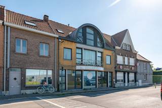 Op zoek naar veel oppervlakte, visibiliteit én een mooie buitenruimte? Dit veelzijdige woon- en handelshuis (voormalige beenhouwerij) op 500 m² biedt de ideale mix tussen wonen en werken, of leent zich perfect als investering. Zowel het woon- als handelsgedeelte hebben een eigen ingang en aparte meters!<br /><br />Troeven:<br />- Handelsgedeelte: Winkelruimte met achterliggend atelier, koelcellen en personeelsruimte. Ideaal voor winkel, vrij beroep of kantoor.<br />- Privégedeelte: Ruime duplex met grote leefruimte, 4 slaapkamers, 2 badkamers en extra berging.<br />- Tuin &amp; bereikbaarheid: Aangename, zuidgerichte tuin met handige uitweg achteraan en 2 garageboxen. Vlotte verbinding met invalswegen.<br /><br />Ontdek de vele mogelijkheden en plan snel jouw bezoek in!<br /><br />EPC APPARTEMENT: 204 kWh/(m²/jaar) - LABEL C<br />EPC BESTEMMING HORECA: LABEL B<br />EPC BESTEMMING HANDEL: LABEL C<br />Bestuursmaatregelen in het maatregelenregister: nee