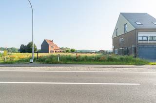 Opzoek naar een bouwgrond voor een HOB (Half Open Bebouwing)?<br /><br />Deze bouwgrond van 245m2 is gelegen op een gunstige locatie met vlotte verbinding tussen Merchtem en Wemmel. Het open zicht achteraan is een fantastische troef voor dit perceel. <br /><br />Contacteer ons voor jouw specifieke droomwensen en bouwvoorschriften.