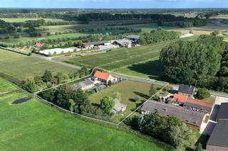 Charmante hofstede op 5.050 m² grond temidden de Damse weilanden, mooi verscholen langs een rustig landweggetje zonder veel doorgaand verkeer...