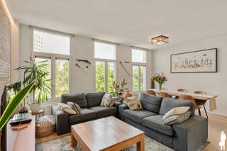 <strong>Lichtrijk duplexappartement met twee zonnige terrassen in hartje Antwerpen</strong><br /><br />- KIJKDAG 25/07 -<br /><br />Op een toplocatie aan de Ankerrui 50, midden in het bruisende stadscentrum van Antwerpen, bevindt zich dit stijlvolle duplexappartement op de tweede en derde verdieping. De woning combineert ruimte, licht en comfort met een uitstekende ligging. Dankzij de grote raampartijen en de zuidgerichte achtergevel baadt het appartement de hele dag in natuurlijk licht. De ruime leefruimte met open keuken vormt het hart van de woning en biedt een aangename, open sfeer. Verder beschikt het appartement over twee volwaardige slaapkamers, een verzorgde badkamer en twee zuid gerichte terrassen aan de achterzijde, waar u in alle rust kunt genieten van de zon.<br /><br />Ook de ligging is een absolute troef. Op wandelafstand bevinden zich de Scheldekaaien, de Grote Markt, het Eilandje, het MAS en tal van gezellige restaurants, cafés en winkels. Bovendien geniet u van een uitstekende bereikbaarheid dankzij de nabijheid van het openbaar vervoer en de vlotte aansluiting op de Ring en de belangrijkste invalswegen.<br /><br />Voor extra comfort kunnen twee autostaanplaatsen, elk uitgerust met een laadpaal voor elektrische wagens, mee aangekocht worden aan €35.000 per staanplaats.<br /><br /><strong>Bijzonderheden:</strong><br />- Gebouw volledig gerenoveerd in 2017<br />- Volledig nieuw dak geplaatst in 2025<br />- Fietsenberging & kelderberging<br />- Lage vaste kosten<br />- Asbestveilig<br />- EPC-label B