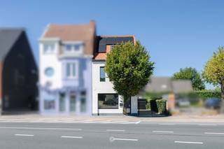 <p><span>Destelbergen - Instapklare halfopen bebouwing met 3 slaapkamers en garage </span></p><p><span> </span></p><p><span>Bent u op zoek naar een instapklare gezinswoning waar comfort en energiezuinigheid centraal staan? Deze halfopen bebouwing werd in 2026 volledig gerenoveerd en biedt met drie slaapkamers, een garage en een aangename tuin alles wat u nodig heeft voor hedendaags wooncomfort. </span></p><p><span> </span></p><p><span>Troeven: </span></p><ul><li><span>Volledig gerenoveerd in 2026 met EPC-label A als resultaat</span></li><li><span>3 volwaardige slaapkamers </span></li><li><span>Energiezuinige woning met 6 zonnepanelen, driedubbele beglazing en een lucht-lucht warmtepomp</span></li><li><span>Garage met automatische poort en ruime oprit</span></li><li><span>Vlotte verbinding</span></li></ul><p><span> </span></p><p><span>Gelijkvloers: </span></p><p><span>U wordt verwelkomd in een inkomhal met ingemaakte kasten. Van hieruit komt u in de lichtrijke leefruimte met open keuken. Grote raampartijen zorgen voor een aangename lichtinval en een mooie verbinding met de tuin. De volledig uitgeruste keuken beschikt over een praktische berging en biedt rechtstreeks toegang tot het terras en de tuin. Een gastentoilet vervolledigt het gelijkvloers. </span></p><p><span> </span></p><p><span>Verdiepingen: </span></p><p><span>Op de eerste verdieping bevinden zich twee slaapkamers en een badkamer met inloopdouche. De tweede verdieping biedt een ruime derde slaapkamer met voldoende ruimte voor de mogelijkheid tot het creëren van een dressing. </span></p><p><span> </span></p><p><span>Buitenruimte: </span></p><p><span>De tuin die nog voorzien zal worden van grasmatten en het terras vormen een aangename plek om te genieten. Daarnaast beschikt de woning over een garage met automatische poort en een ruime oprit met plaats voor meerdere wagens. </span></p><p><span> </span></p><p><span>Praktische info: </span></p><p><span>Richtprijs: 450.000 euro </span></p><p><span>EPC: A</span></p><p><span> </span></p><p><span>Interesse? Neem gerust contact op voor meer informatie of om samen een bezoek in te plannen. </span></p><p><span> </span></p><p><span> </span></p><p><span> </span></p>