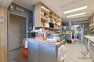 Ontdek deze unieke kans om eigenaar te worden van een goed draaiend handelspand mét woonst, gelegen op een absolute toplocatie: het Stationsplein...