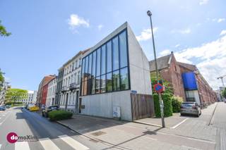 <p><span>Architecturale woning in het hart van Leuven</span></p><p><span> </span></p><p><span>In de Brouwersstraat, op wandelafstand van het bruisende centrum van Leuven, bevindt zich deze uitzonderlijke architectenwoning Een unieke woonbeleving waar architectuur, licht, rust en comfort op een vanzelfsprekende manier samensmelten.<br /><br /></span></p><p><span>Het ontwerp vertrekt vanuit de kenmerkende visie van Atelier dArchitecture van architect Bruno Erpicum: pure lijnen, maximale eenvoud en een sterke focus op ruimtebeleving en natuurlijk licht. De woning voelt tegelijk open en geborgen aan, dankzij een doordachte balans tussen transparantie en privacy. Grote glaspartijen trekken het daglicht diep naar binnen en creëren een voortdurend veranderende, warme sfeer doorheen de ruimtes.<br /><br /></span></p><p><span>De leefruimte vormt het kloppende hart van de woning en wordt gekenmerkt door indrukwekkende plafondhoogtes, verfijnde accenten en hoogwaardige afwerkingen. Het exclusieve wengé parket versterkt het warme karakter en zorgt voor een tijdloze elegantie die perfect aansluit bij de architecturale visie.</span></p><p><span> </span></p><p><span>Bijzondere aandacht werd besteed aan technologie en wooncomfort. De woning is uitgerust met </span><span>Niko Home Control-domotica</span><span>, waarmee verlichting, technieken en comfortfuncties op een intelligente manier geïntegreerd zijn. Daarnaast verbindt een </span><span>Schindler-lift</span><span> de verschillende verdiepingen, waardoor de woning niet alleen luxueus aanvoelt maar ook uitzonderlijk praktisch en toekomstgericht is.</span></p><p><span> </span></p><p><span>Een absolute troef van deze woning is de uitzonderlijke </span><span>akoestische afwerking</span><span>, uitgevoerd volgens de hoogste normen inzake geluidscomfort. Dankzij een trillingsvrije fundering, akoestische beglazing en stil uitgebalanceerde technieken zoals ventilatie geniet u van een opmerkelijk serene woonomgeving. Zowel aan de inkom als aan het terras op de tweede verdieping werden akoestische sasruimtes voorzien, terwijl een </span><span>pivoterende deur</span><span> bijkomend bijdraagt aan rust en privacy. In de leefruimte werd gewerkt met </span><span>BASWA Phon akoestische plafondpleister</span><span>, wat resulteert in een uitzonderlijk stille woonervaring. Het effect is onmiddellijk voelbaar: een woning waar rust overheerst vanaf het moment dat u binnenstapt en dit terwijl u in de stad vertoeft.</span></p><p><span> </span></p><p><span>De woning is ingedeeld over meerdere niveaus, verbonden via trap én lift. Op het gelijkvloers beschik je over een inkomhal, ruime slaapkamer met ensuite- badkamer, een afzonderlijk toilet en een geïntegreerde garage.</span></p><p><span> </span></p><p><span>De eerste verdieping vormt het hart van de woning met een luxueuze open keuken en leefruimte. Daarnaast bevindt zich hier een extra slaapkamer met ensuite- badkamer, waardoor comfortabel gelijkvloers wonen perfect mogelijk wordt.</span></p><p><span> </span></p><p><span>De bovenste verdieping voegt een extra dimensie toe aan de woning met een bijkomende leef-, werk- of ontspanningsruimte voorzien van kitchenette. Deze ruimte geeft uit op een royaal dakterras een ideale plek voor ontspanning, thuiswerk of een private lounge.</span></p><p><span> </span></p><p><span>Tot slot behaalt de woning een </span><span>EPC-score B</span><span>, wat de harmonieuze combinatie van energie-efficiëntie, hedendaags comfort en architecturale kwaliteit verder onderstreept.</span></p><p><span> </span></p><p><span>Een zeldzame woning waar architectuur niet alleen zichtbaar is, maar vooral voelbaar wordt in licht, ruimte, stilte en verfijnd wooncomfort.<br /><br /></span></p><p><span>Bel ons vandaag nog om je bezoek in te plannen!</span></p>