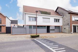 <p><strong>Uitzonderlijk gelijkvloers appartement met 4 slaapkamers, 3 badkamers en overdekt terras met tuintje. Ook een ruime en hoge garage is aanwezig. EPC Label-B - elektriciteit conform<br /><br />Ligging</strong>: Gelegen in het centrum van Westmeerbeek met alle faciliteiten (shopping park, openbaar vervoer,…) in de directe omgeving. Met een zeer goede verbinding naar omliggende gemeentes. Tevens is er een goede verbinding naar E313 (17min.) en E314 (20min.)<br /><br /><strong>Indeling</strong>: zie foto plan</p>
<p><strong>Omschrijving</strong>: Het appartement geniet van riante ruimtes en is doorheen de tijd volledig en grondig gerenoveerd. De leefruimte omvat een grote woonkamer met aansluitend een zeer ruime keuken van ca. 35 m². De keuken is volledig geïnstalleerd, zeer praktisch en staat in verbinding met het overdekte terras en bijhorend tuintje. Verder beschikt het appartement over vier volwaardige slaapkamers waarvan er drie een eigen badkamer hebben. De grootste badkamer betreft een echte wellness badkamer met luxe regendouche, bad, een tweede toilet en dubbele lavabo. <br />Buiten beschikt het appartement over een werkhuis of garage van 35 m² en is de inrit afsluitbaar met een automatische poort.<br />Ideaal voor starters, kleine gezinnen, uitbollers,...</p>
<p><strong>Extra:<br /></strong>- EPC: 166 kWh/m²/jaar<br />- ruime garage of werkhuis<br />- elektriciteit conform<br />- verkoop onder registratierechten<br /><br /><strong>Bijzondere informatieplicht:</strong> in aanvraag.</p>
