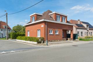 +++ Fonteinstraat 62, Okegem +++<br />
<p><span>Deze <strong>gerenoveerde woning</strong> is gunstig gelegen nabij het centrum van Okegem en op wandelafstand van het station en biedt een aangename combinatie van ruimte, comfort en een praktische indeling. </span><span>Bij het betreden van de woning komt u terecht in de inkomhal die toegang biedt tot de gezellige leefruimte. Verder beschikt de woning over een <strong>ruime, afzonderlijke keuken</strong> en een praktische berging/wasplaats. </span><span>Op de verdieping bevinden zich <strong>drie slaapkamers</strong> en een badkamer uitgerust met een ligbad en een tweede toilet. </span><span>Buiten geniet u van een ruim terras en een aangename tuin, ideaal om in alle rust te ontspannen. De <strong>aparte garage</strong> vormt een extra troef. </span>Een ideale gezinswoning die ruimte, comfort en een centrale ligging combineert!</p>
<p><span></span><strong><span>Meer informatie of een bezoek?</span></strong><span> Contacteer ons via 0478/05 90 69 of </span><span>info@immoteam.be</span><span>.</span></p>
