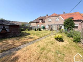 Welkom in de Orchideeënlaan 7 te Ieper<br /><br />Ligging:<br /><br />Deze verrassend ruime woning combineert comfortabel wonen met praktische extra’s. Met drie ruime slaapkamers, een zongerichte tuin, veranda, atelier en uitweg achteraan biedt deze woning heel wat mogelijkheden voor gezinnen of hobbyisten.<br /><br />Bekijk zeker onze vastgoedvideo via deze link https://www.youtube.com/shorts/KwyvFIqKYvU om een beter zicht te krijgen op de woning.<br /><br /><br />Algemeen:<br /><br />Ruime gezinswoning met veel lichtinval, praktische indeling, tal van bergruimtes en een aangename buitenomgeving.<br /><br />Indeling:<br /><br />Gelijkvloers<br /><br />U komt binnen via de inkomhal met toegang tot de verschillende leefruimtes. De lichtrijke woonkamer (32.20m²) sluit naadloos aan op de keuken, uitgerust met frigo, heteluchtoven, kookplaat en spoelbak (10.50m²). Verder zijn er een ruime berging (9.55m²), gastentoilet en een veranda (13.50m²) met zicht op de tuin.<br /><br />Eerste verdieping<br /><br />Op de eerste verdieping bevinden zich drie volwaardige slaapkamers (17.85m² - 15.75m² - 13m²). De badkamer is uitgerust met een ligbad en lavabo.<br /><br />Zolder<br /><br />De tweede verdieping beschikt over een ruime zolder met onderdak, ideaal als extra stockageruimte.<br /><br />Kelder<br /><br />De woning beschikt over een praktische kelder van 9 m², geschikt voor bijkomende opslag.<br /><br />Bijgebouw<br /><br />Achteraan bevindt zich een ruime fietsberging/atelier van 26 m². Deze ruimte is ideaal voor fietsen, hobby’s, opslag of als werkruimte. Dankzij de uitweg achteraan geniet u van extra gebruiksgemak.<br /><br />Tuin<br /><br />De zongerichte tuin vormt een absolute meerwaarde. Hier geniet u in alle rust van het buitenleven. Het aanwezige tuinhuis biedt bijkomende opbergruimte.<br /><br />Troeven van deze woning:<br /><br />Drie ruime slaapkamers<br />Zongerichte tuin<br />Veranda met zicht op de tuin<br />Ruim atelier/fietsberging van 26 m²<br />Uitweg achteraan en veel opbergmogelijkheden<br /><br />Heeft u interesse in deze ruime woning? Contacteer Frédéric vandaag nog voor een bezoek ter plaatse via verkoop@partnersinvastgoed of 057/21.93.36<br /><br />Bent u op zoek naar een huis, investering of ander vastgoed te koop? Of wenst u een gratis schatting van uw eigendom? Bij Partners in Vastgoed staan wij steeds klaar om u verder te helpen met al uw vastgoedvragen.