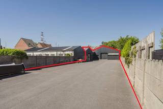 Strategisch gelegen bedrijfsgebouw te koop in Wevelgem langs de Menenstraat, bestaande uit magazijnen met kantoor/showroom én een verhuurd duplex appartement. Dankzij de combinatie van opslag, werkruimte en commerciële mogelijkheden is dit pand ideaal voor diverse professionele activiteiten.Indeling:- 2 magazijnen (ca. 540 m²)- Extra werkplaats (ca. 100 m²)- Showroom/kantoorruimte (ca. 150 m²)- Verhuurd duplex appartement (ca. 136 m²)Troeven:- Achterliggende ingang voor vrachtwagens (Henri Debrabanderestraat) - Ruime buitenopslag van ca. 1.000 m²- 4 privatieve parkeerplaatsen vooraan- Goede bereikbaarheid langs een belangrijke invalswegBestemming: zone voor milieubelastende industrie.Dit pand kan onderhevig zijn aan de renovatieverplichting die door de Vlaamse overheid wordt opgelegd voor niet-residentiële gebouwen. Consulteer voor meer informatie de website van het Vlaams Energie- en Klimaatagentschap via https://www.energiesparen.be/nr/renovatieverplichting.Bent u op zoek naar bedrijfsvastgoed bestaande in Wevelgem? Aarzel dan niet om ons te contacteren op het nummer 056 21 11 11.Bestuursmaatregelen in het maatregelenregister: in aanvraag