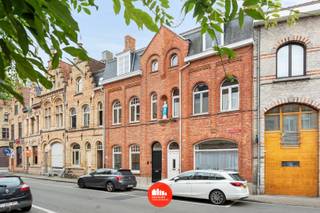 Op zoek naar een charmante en instapklare woning in het hart van Ieper? Deze karaktervolle stadswoning, die volledig werd gerenoveerd en afgewerkt met duurzame materialen, ligt op wandelafstand van de Markt en combineert authentieke elementen met hedendaags wooncomfort.<br /><br />Indeling:<br />Je betreedt de woning via een inkomhal, die door een dubbele authentieke houten deur verbonden is met de gezellige leefruimte. Daar vind je een zitplaats in eiken parket in visgraatmotief. De authentieke haard brengt extra charme in het interieur en kan desgewenst worden uitgerust met een gashaard. Aansluitend vind je de volledig ingerichte open keuken en de eetplaats, die dankzij de grote raampartijen niet alleen veel natuurlijk licht binnenbrengt, maar ook een prachtig zicht en directe toegang biedt tot de gezellige stadstuin. Naast de keuken is er bovendien nog een praktische berging aanwezig.<br /><br />Op de eerste verdieping bevindt zich een ruime slaapkamer, een badkamer met dubbel lavabomeubel, ligbad en inloopdouche, een wasplaats/technische ruimte en een apart toilet. <br />Het tweede verdiep biedt nog een apart toilet en twee slaapkamers, waarvan één met mezzanine voorzien van eigen badkamer met ligbad en lavabomeubel.<br /><br />Gezellige stadstuin met buitenberging (voorzien van elektriciteit) en handige uitweg voor fiets en vuilnisbak<br /><br />Buiten kan je een zonnige ommuurde stadstuin terugvinden, deze intieme buitenruimte vormt een oase van rust in de stad en is de ideale plek om te genieten van de buitenlucht.<br /><br />Troeven<br />* Volledig gerenoveerd en afgewerkt met duurzame materialen<br />* Authentieke elementen<br />* Ingebouwde spots en opbouwarmaturen <br />* Vloerverwarming op het gelijkvloers en centrale verwarming op de verdiepingen<br />* Regenwaterput van 6.000 liter<br /><br />Een ideale woning voor wie houdt van de sfeer van een stadswoning, met alle comfort en voorzieningen binnen handbereik.